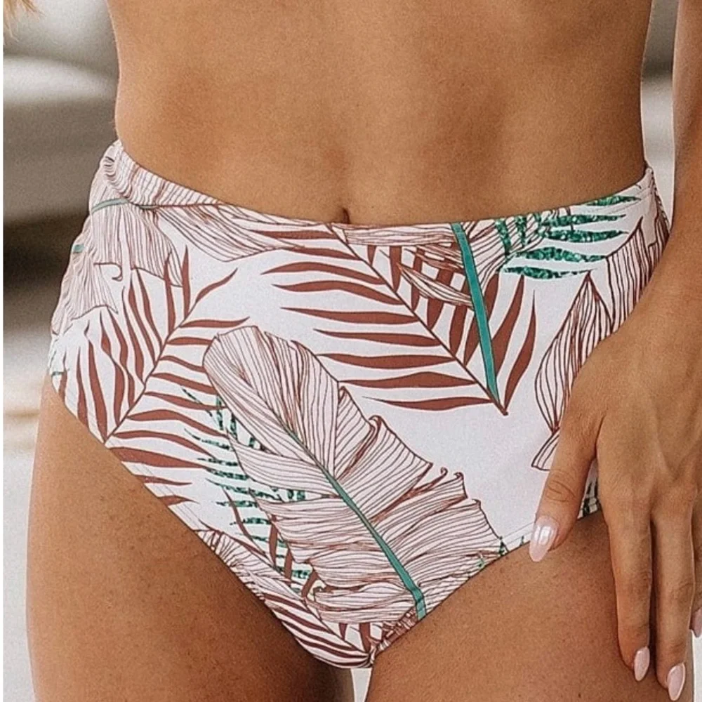 NWOT High Waisted Women Swimsuit Bottom Size M With A Nice Pattern