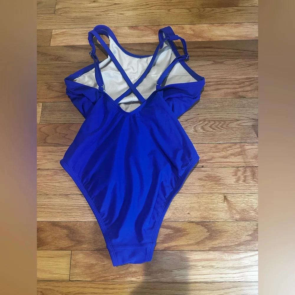 Kona Sol athletic design neckline