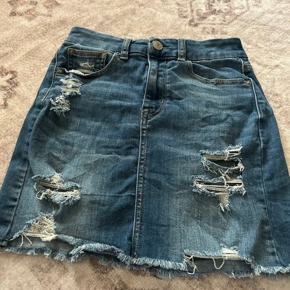 American Eagle Curvy Hi-Rise Distressed Denim‎ Mini Skirt Size 0 Super Stretch