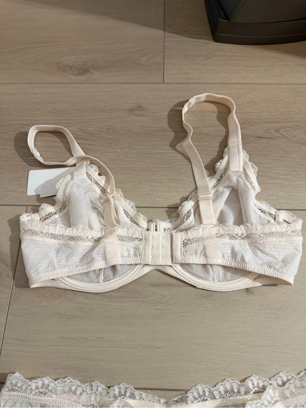 Simone Perele candide so