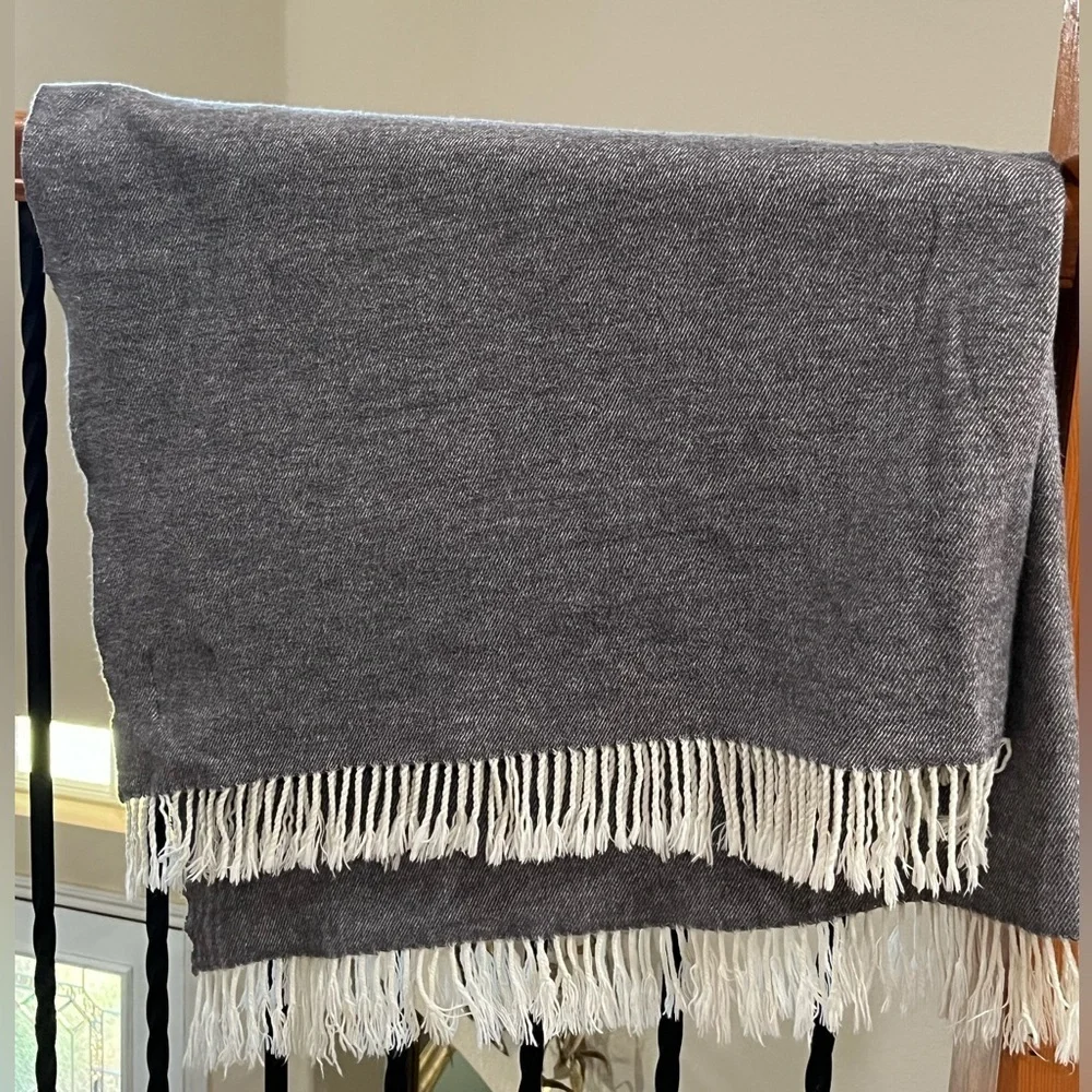 NIDO NOTTE ITALIA, MADE IN ITALY THROW, BLANKET, WITH TASSELS, SIZE 54X50.