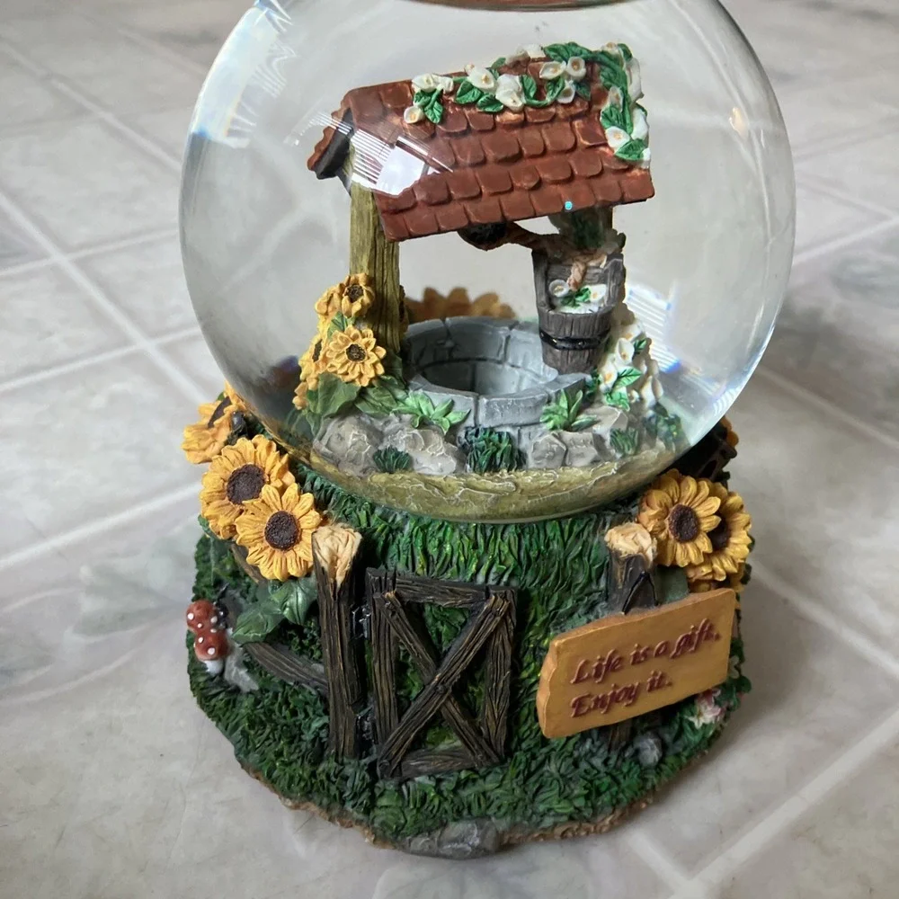 Herco Professional‎ Gift snow globe Musical Everything Is Beautiful Wishing Well