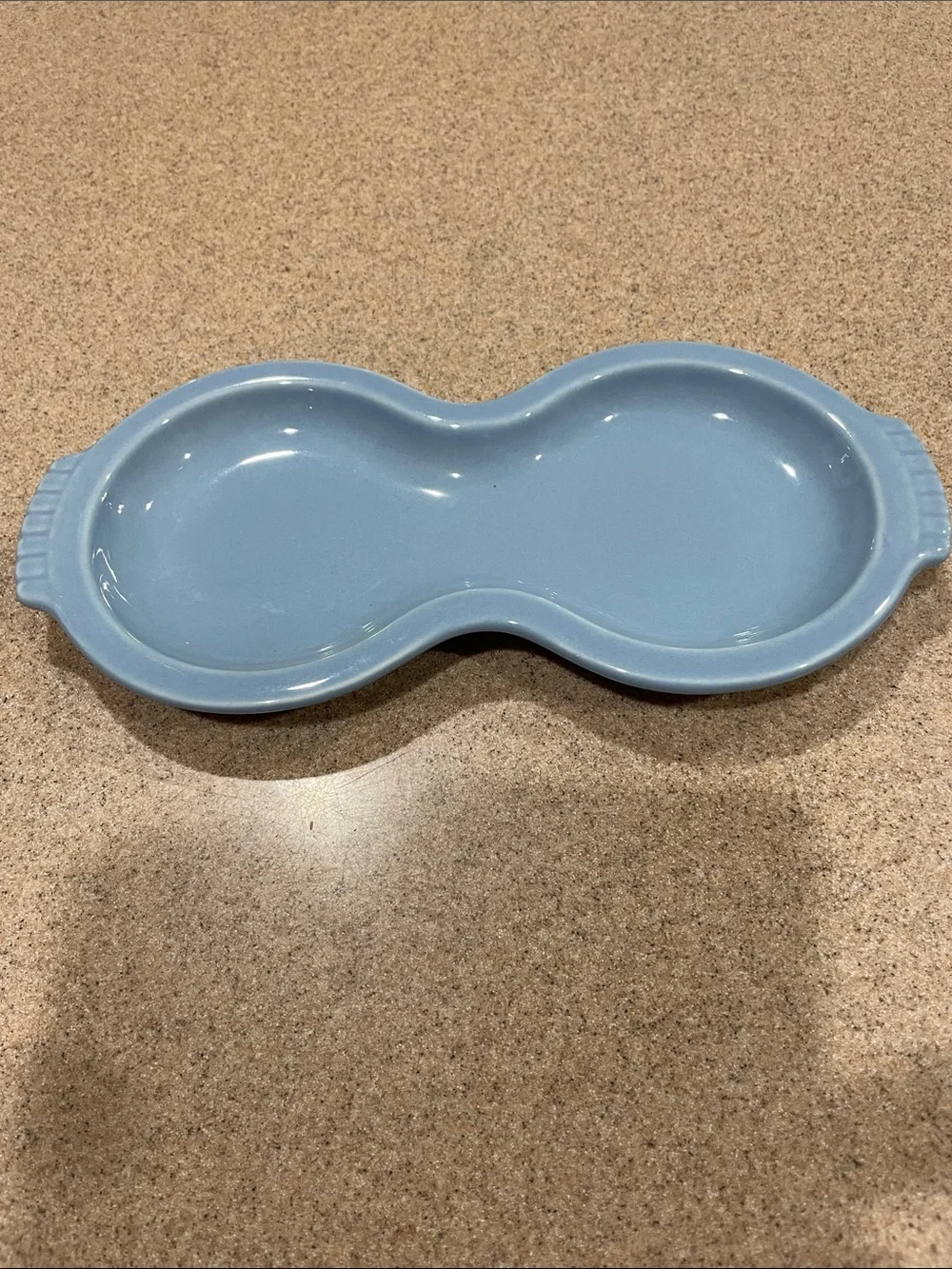 This Fiesta Ware ceramic sugar and creamer tray features a figure-eight design