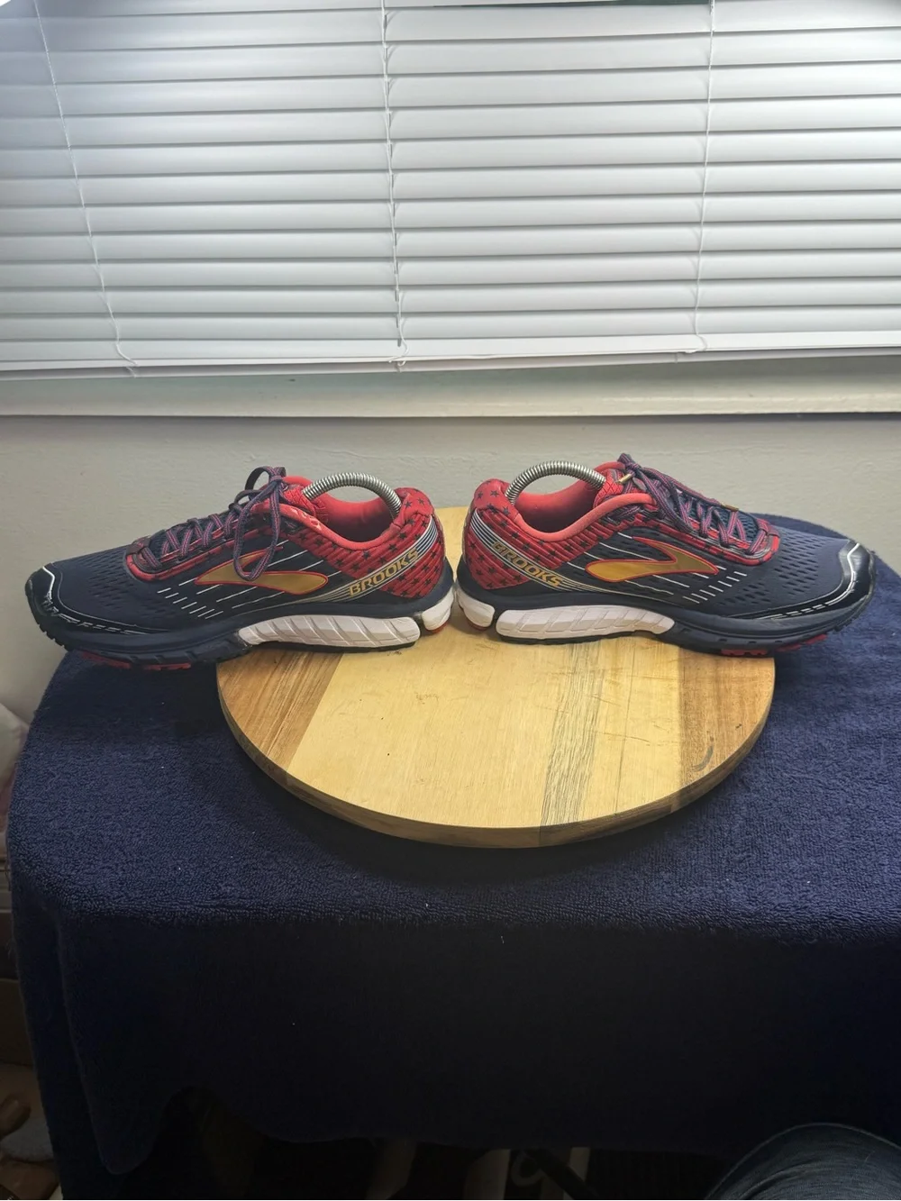 Brooks Ghost 9 (Men’s 8 Women’s 9.5)