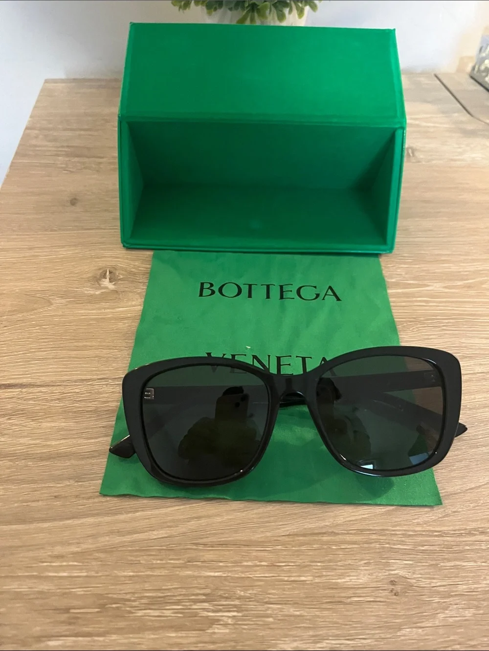 Bottega Veneta oversized sun