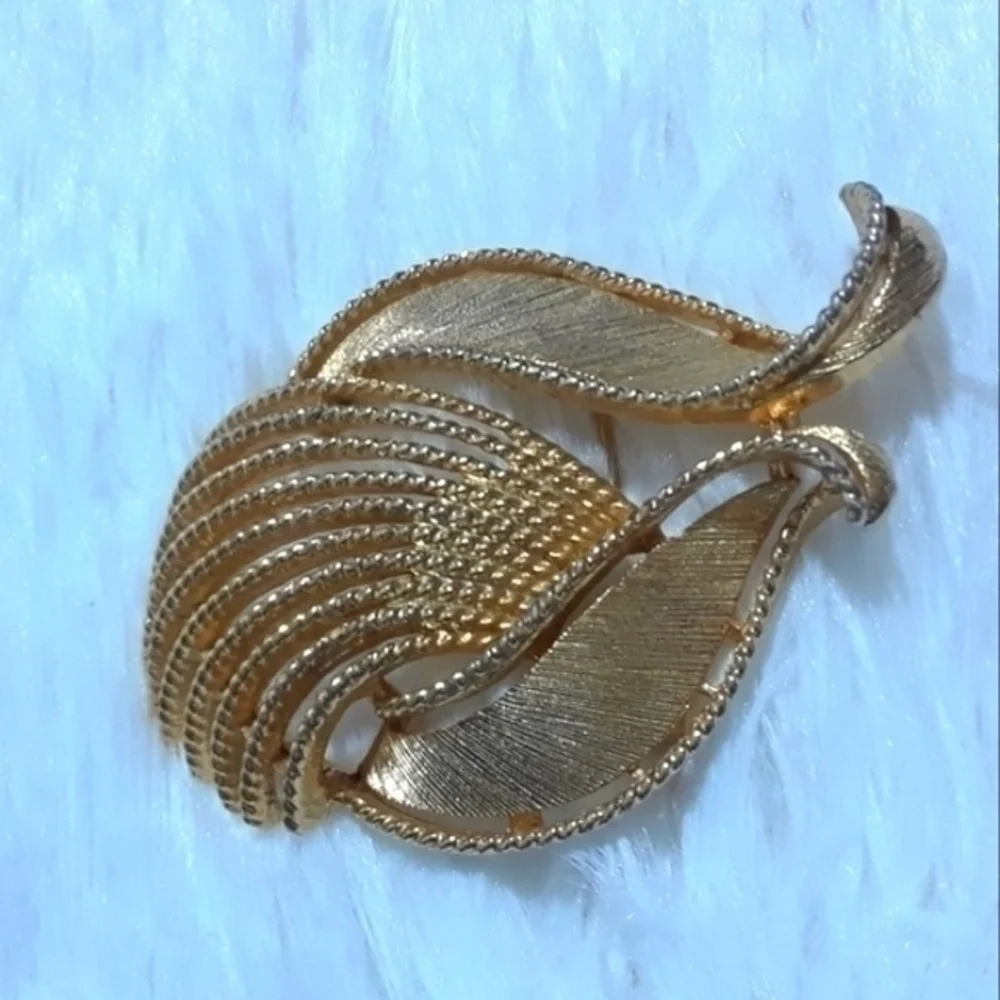 Vintage Gold Tone Lisner Signed Brooch Pin