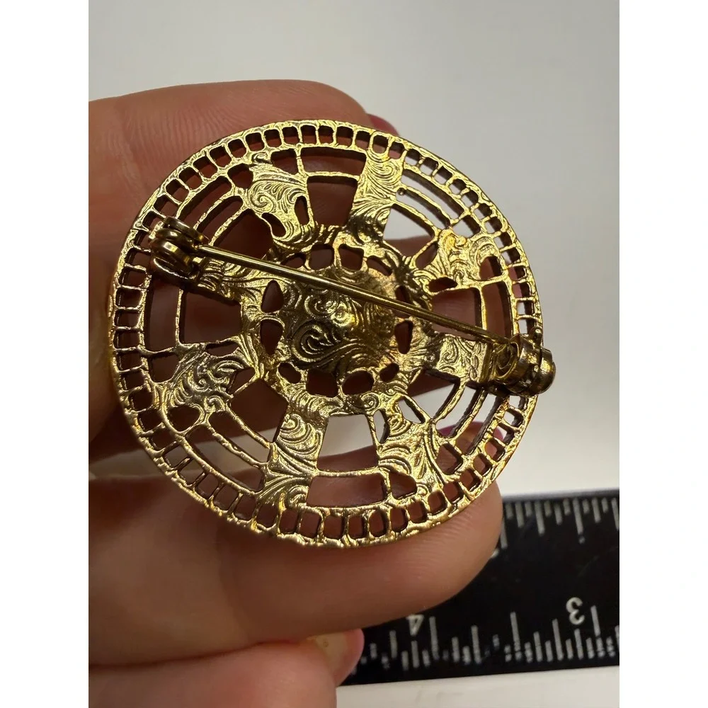 N/A radial brooch place