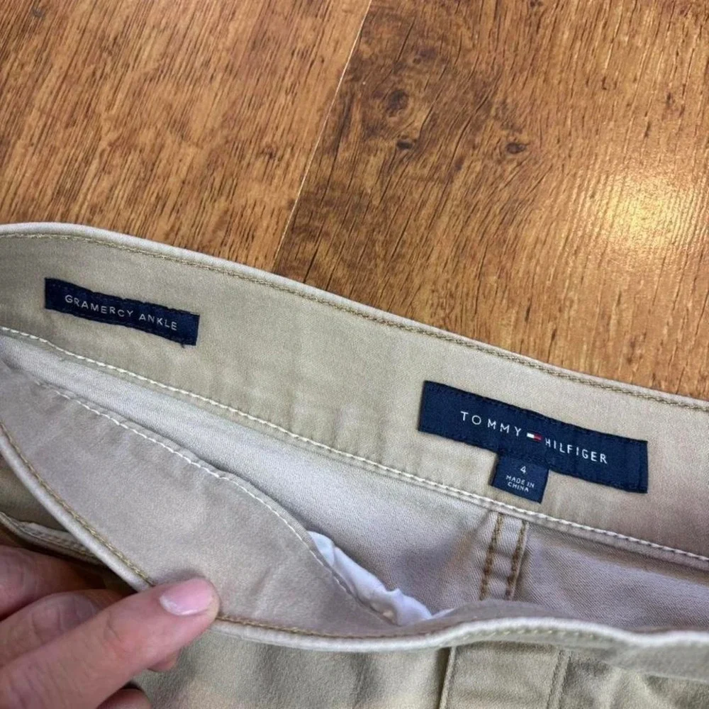 Tommy Hilfiger Gramercy Ankle Shorts Beige Tan Zipper Pocket Women Size 4‎