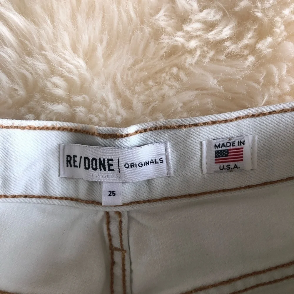 Re/Done The 80’s Long Short Raw Hem Bleach White Denim 25