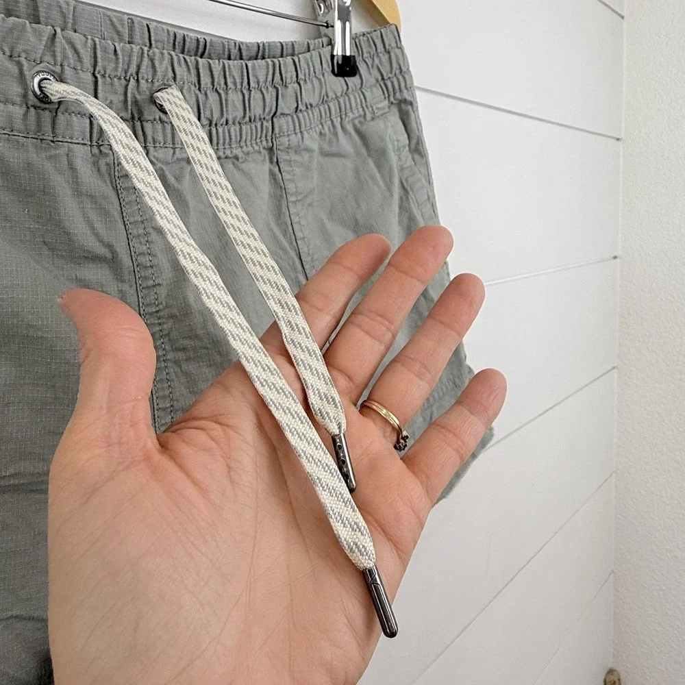 Vuori Shorts Women XL Sage Green Ripstop Raw‎ Hem Drawstring