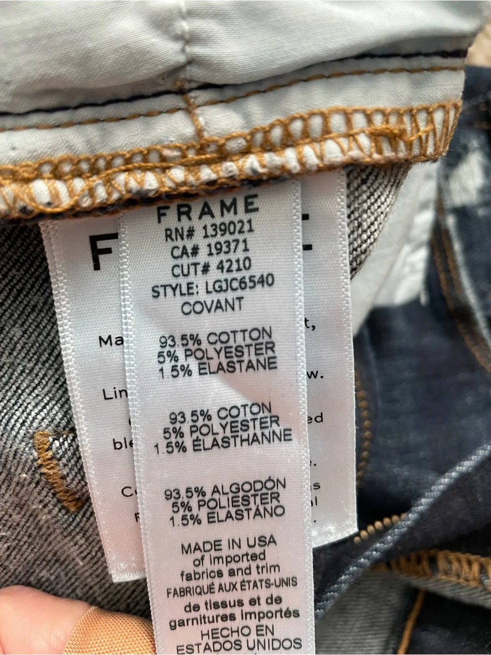 Frame dark wash Le Garçon crop jeans.