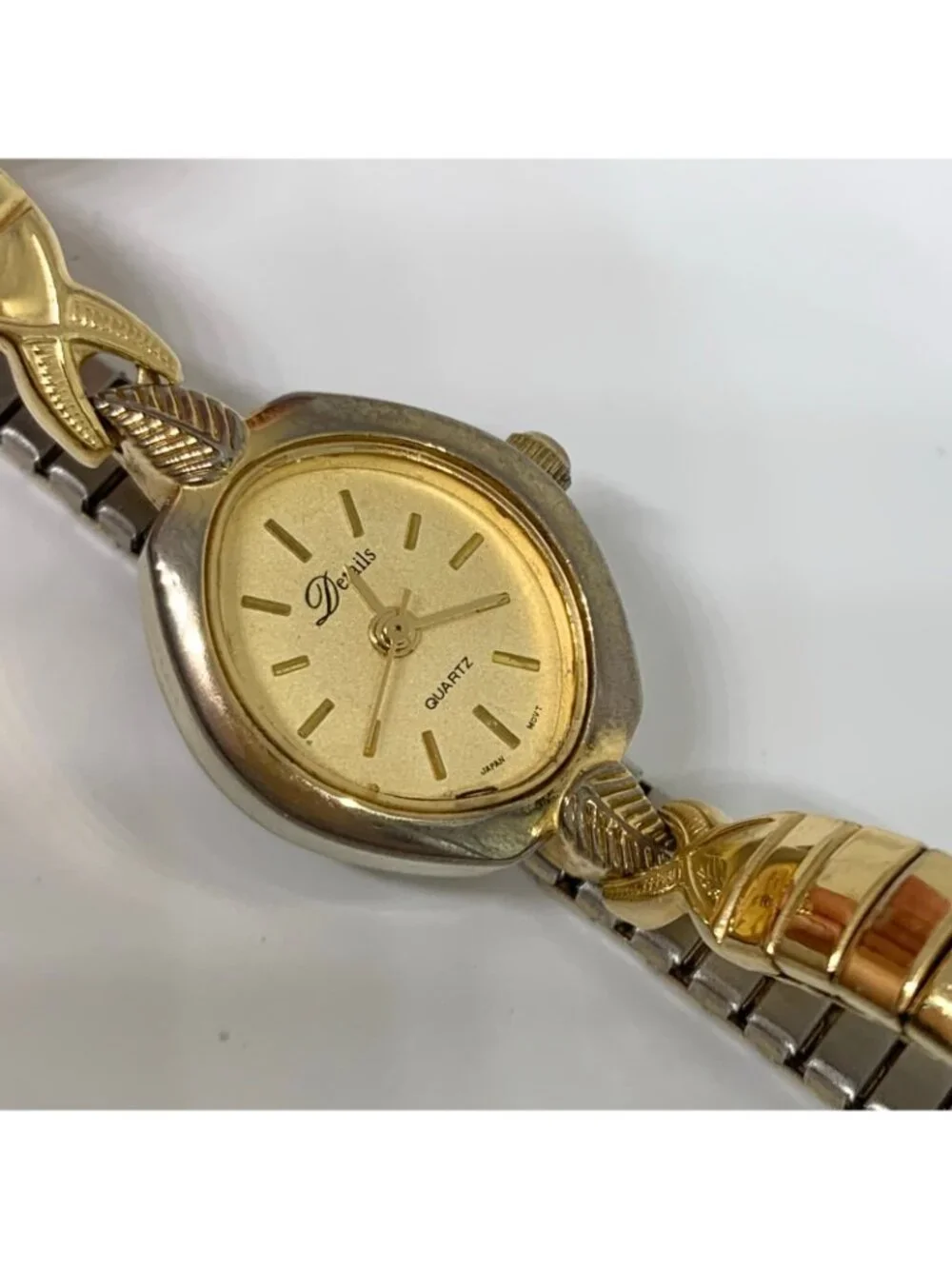 Vintage details gold tone women’s watch oval 19mm quartz stretch band running