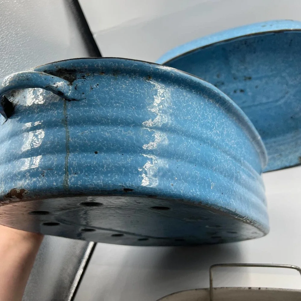 Enamelware top shows
