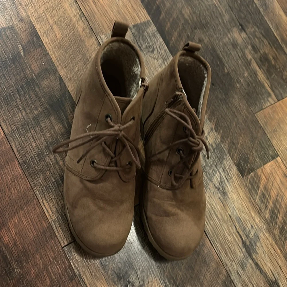 Jellypop suede faux fur inside lace up boots size 8.5