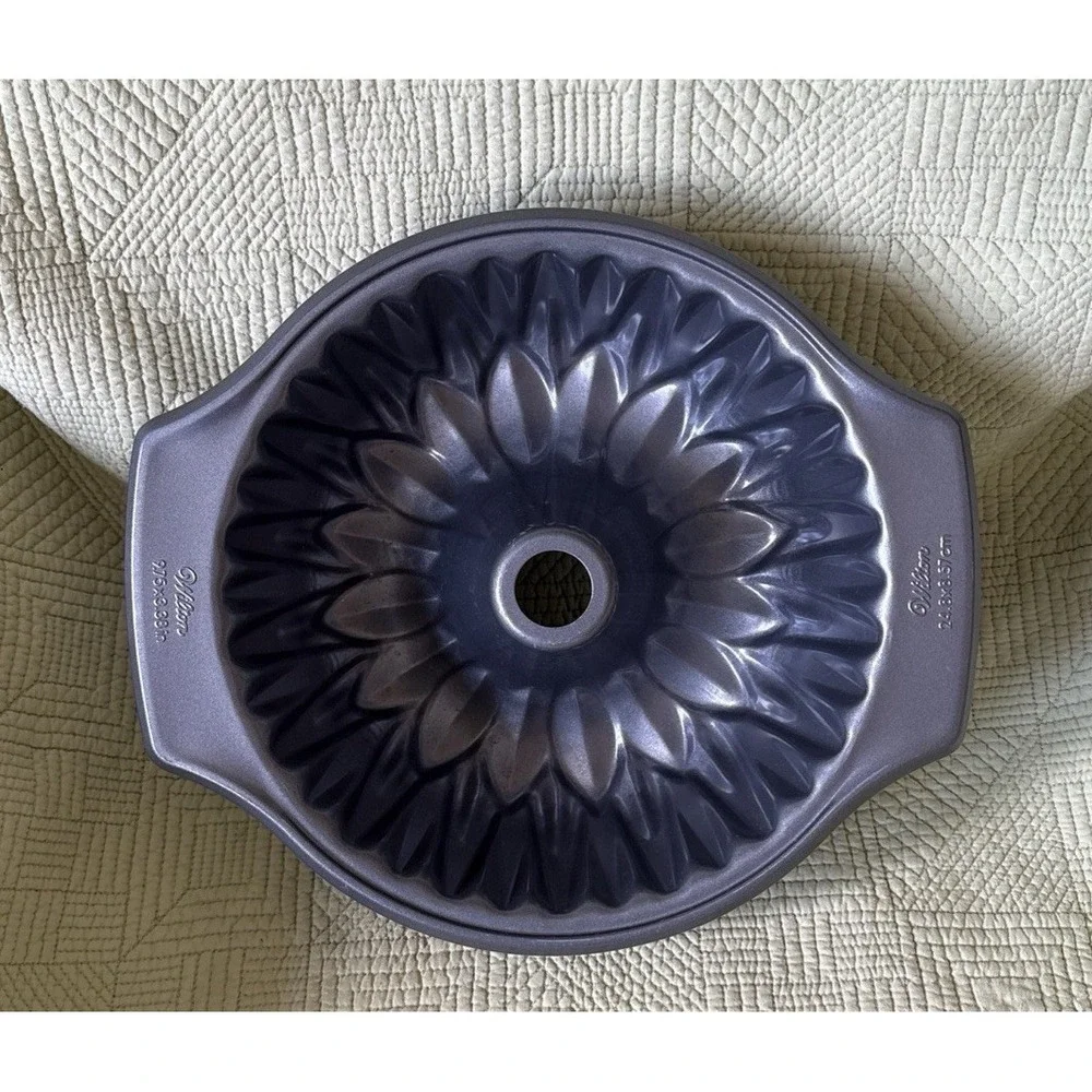 Wilton Dimensions Sunflower Flower Bundt Tube Cake Pan Nonstick 12