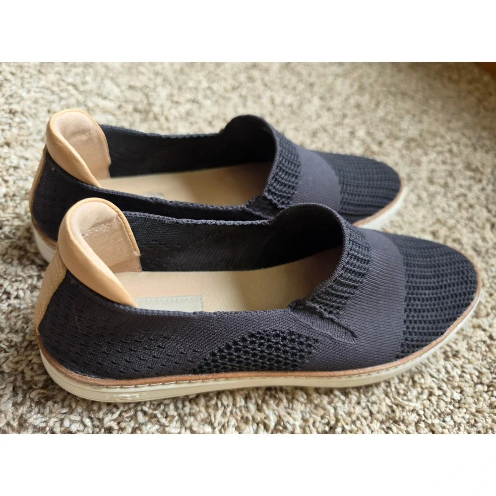UGG sammy black