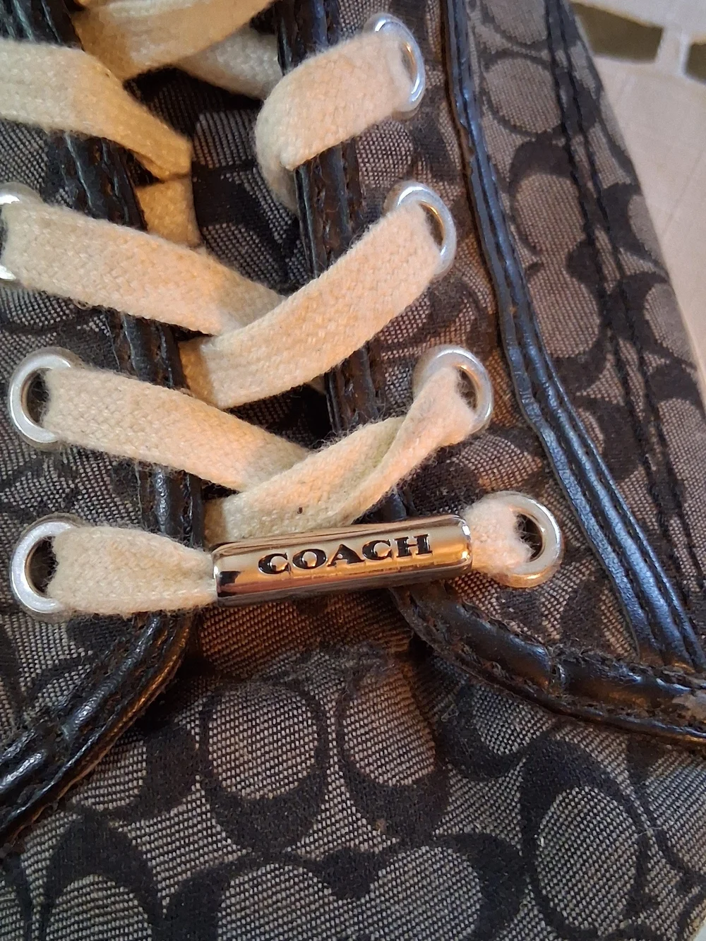 Coach tongue top