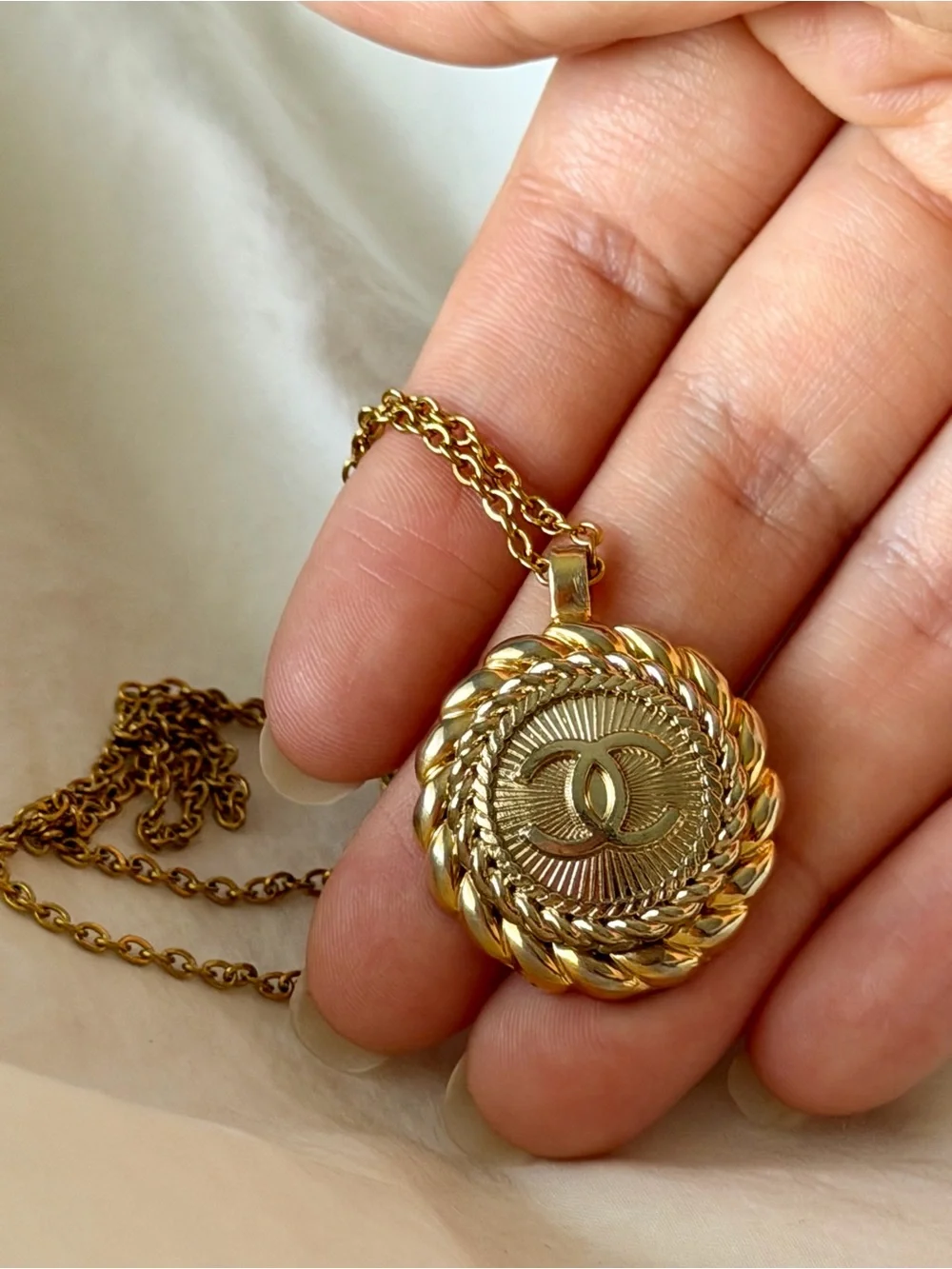 CHANEL Gold CC Rope-Edge Medallion Necklace