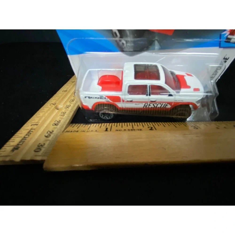 Hot Wheels 2020 RAM‎ 1500 Rebel Rescue 3/5 Diecast Car Toy White Red