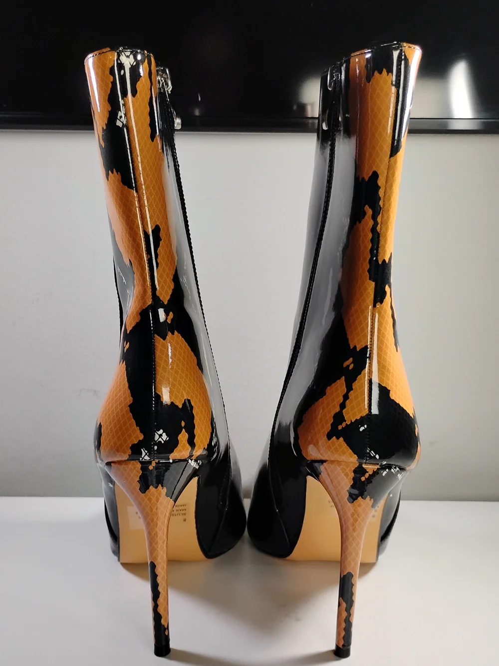 N/A zip glossy black