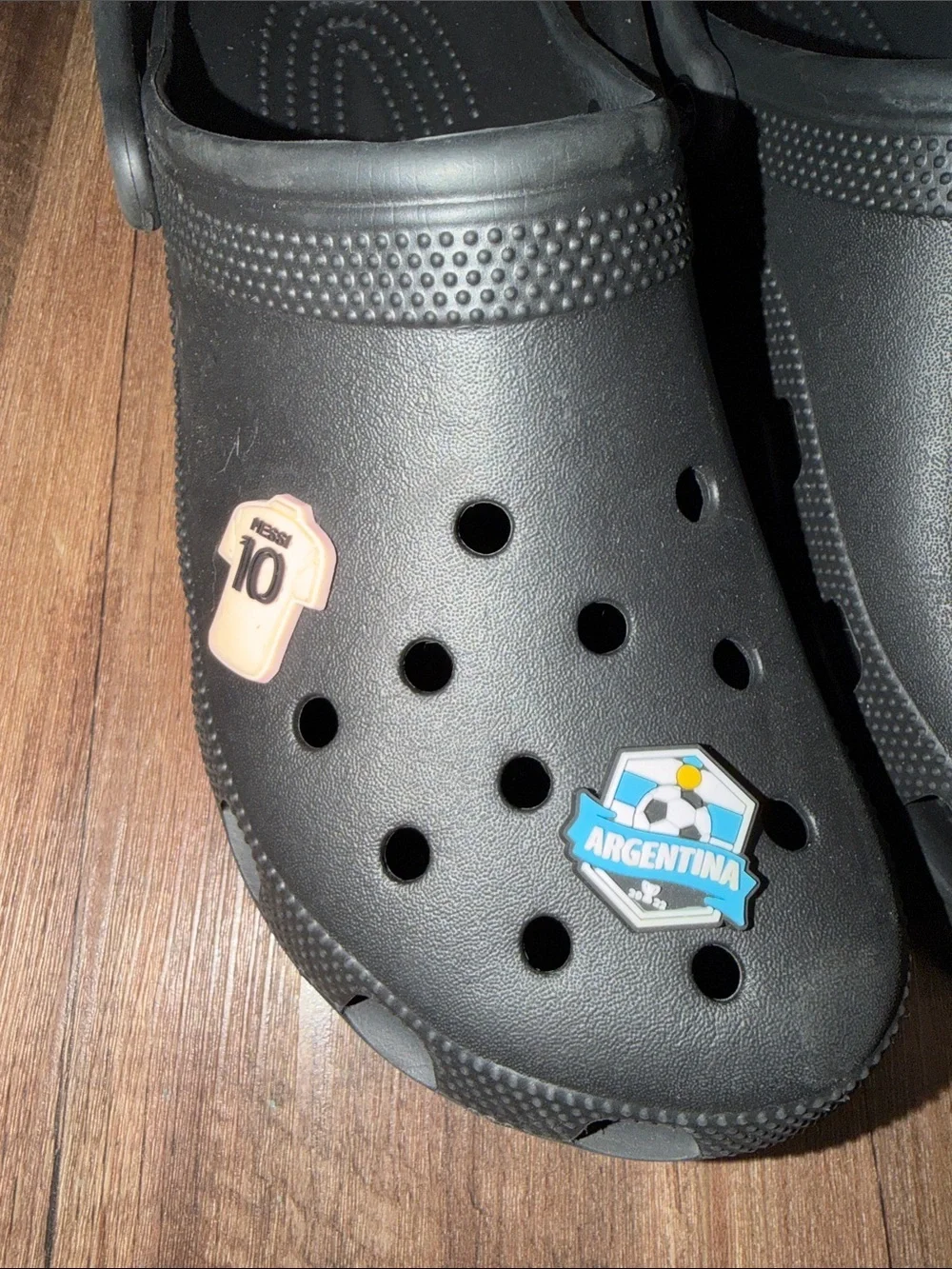 Crocs Clog Black EEUC with Messi Jibbits #10 men’s 10/ women’s 12