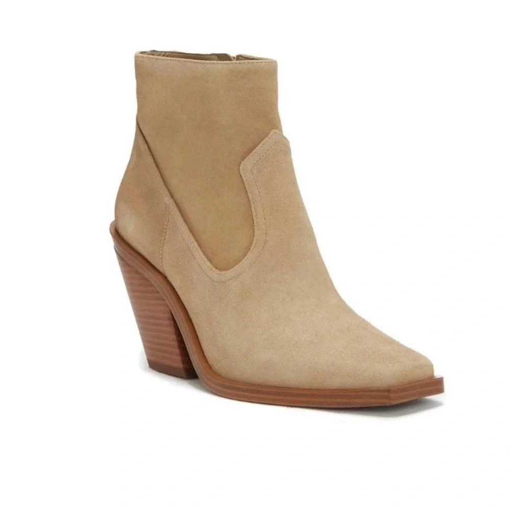 Vince Camuto step out