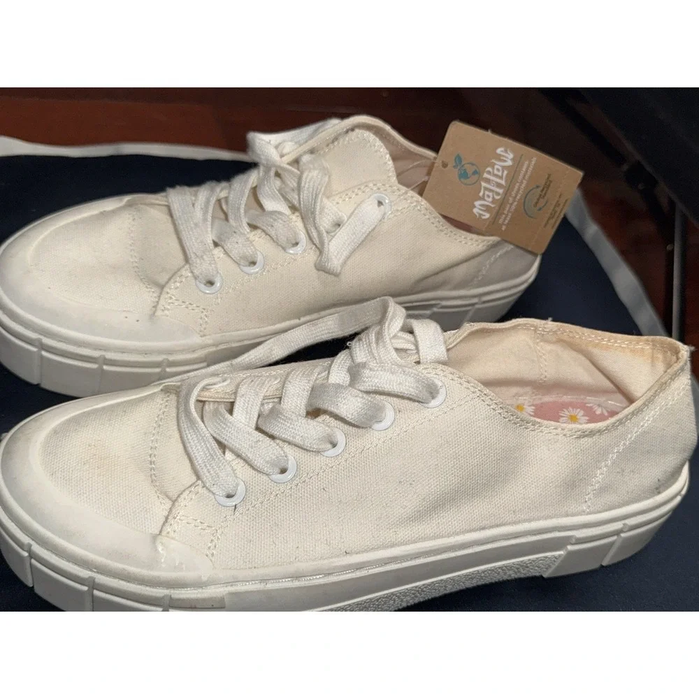 Mad Love Canvas Sneakers Women Fran White Lace Up Shoes Size 9 NWT