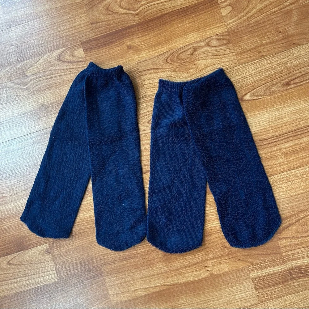 Free item: two pairs airline socks
