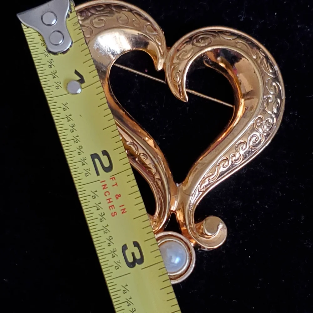 Vintage '80s Avon goldtone heart shaped brooch with faux pearl