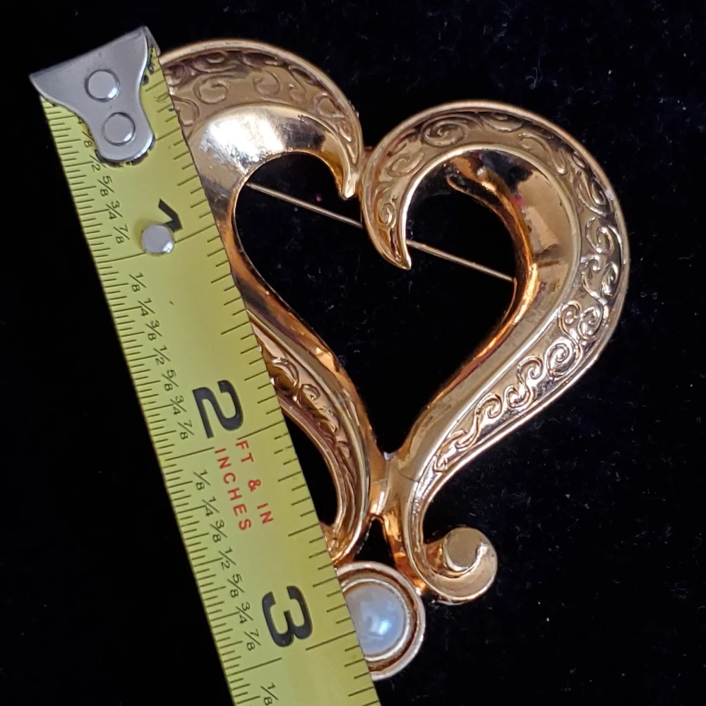Vintage '80s Avon goldtone heart shaped brooch with faux pearl