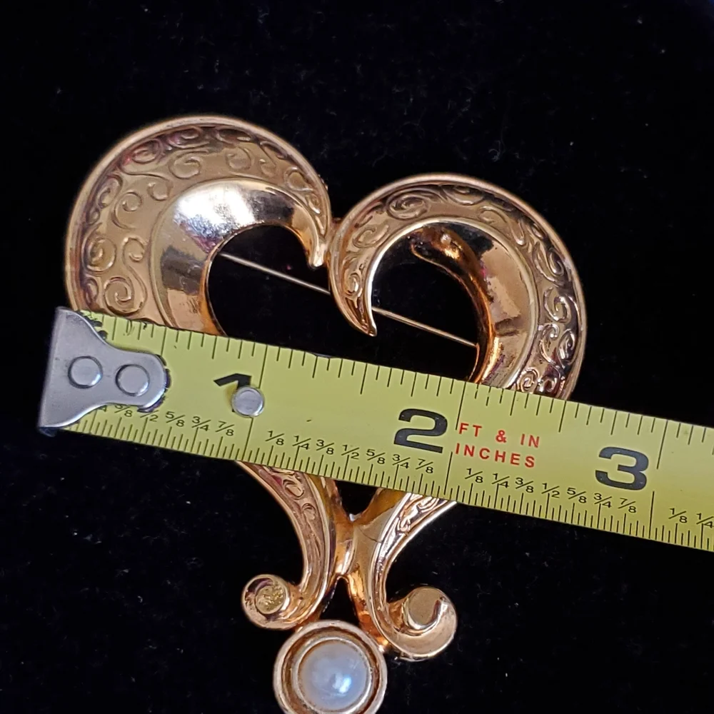 Vintage '80s Avon goldtone heart shaped brooch with faux pearl