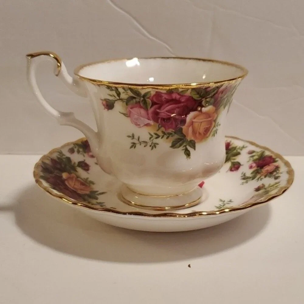 Royal Albert Old Country Roses Tea Cup & Saucer Montrose  England MCM