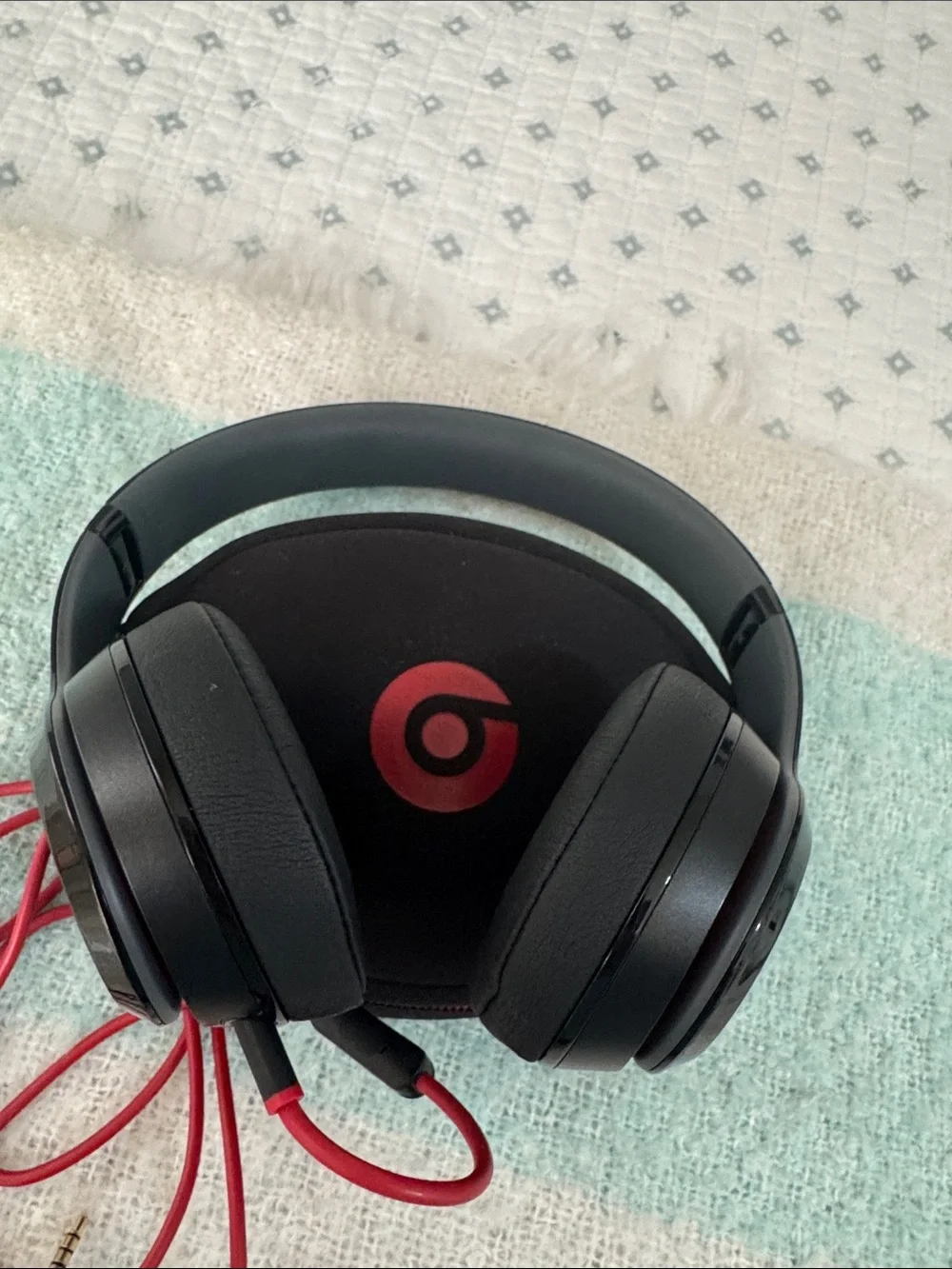 Beats by Dre hardly storage logo