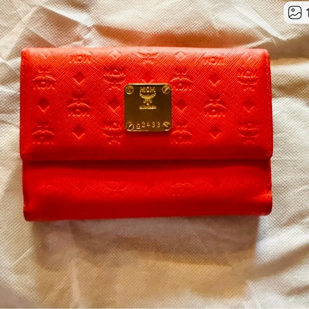 MCM compact orange