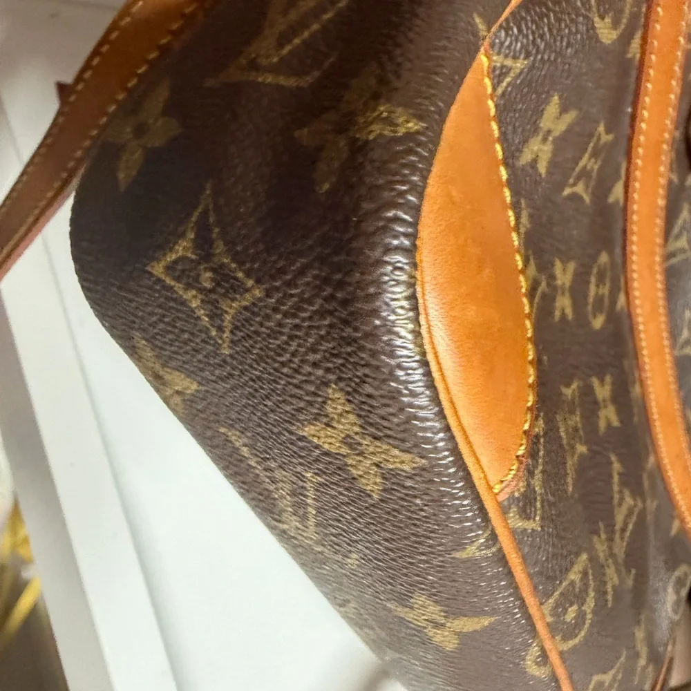 Bundle 🚨🚨 Louis Vuitton Monogram Canvas Messenger Bag AND Wallet