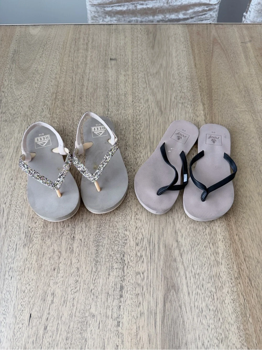 Reef Kids Beige Footbed Flip Flop Duo with Pink Glitter and Black Straps 9/10