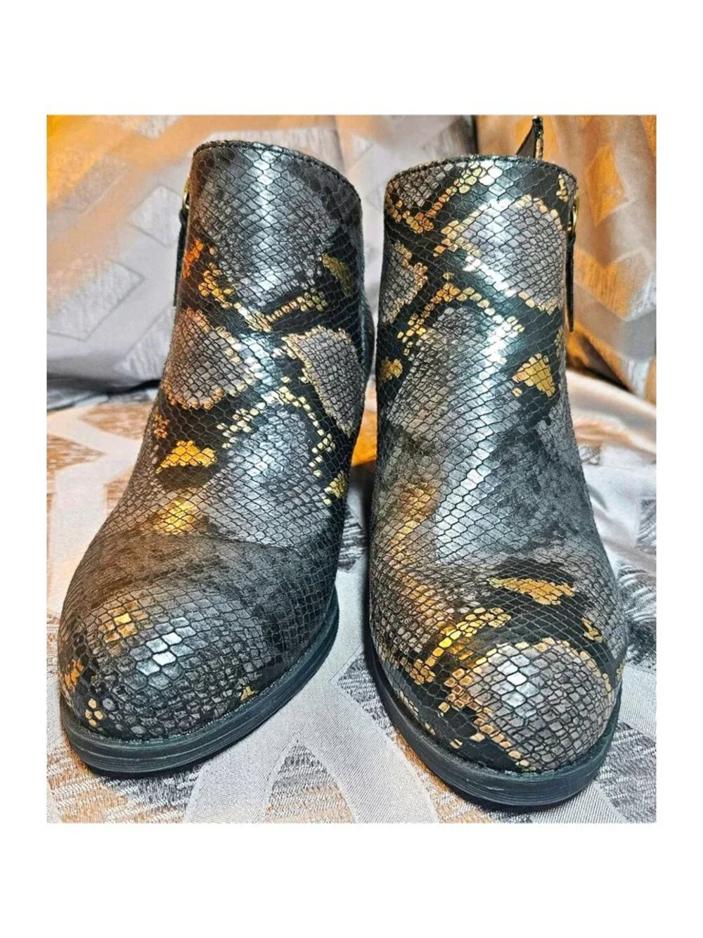 MUK LUKS Yellowstone Yardley 10W Black Snake Ankle Boots Block Heel