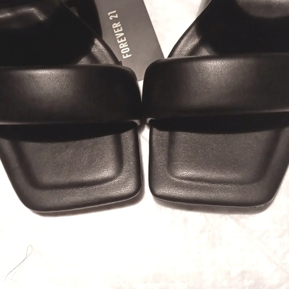 FOREVER 21. BLACK SQUARE TOE  SANDAL. SIZE 9