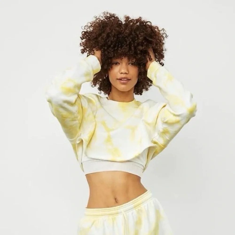 ALO Yoga Tie-Dye Extreme Crop Crewneck in Buttercup  White