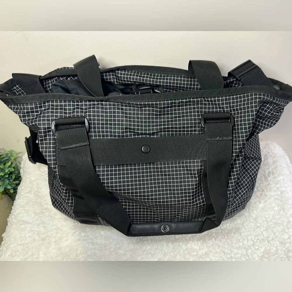 Reebok Black Grid Pattern Gym Duffel Bag Yoga Travel Tote 16x12‎