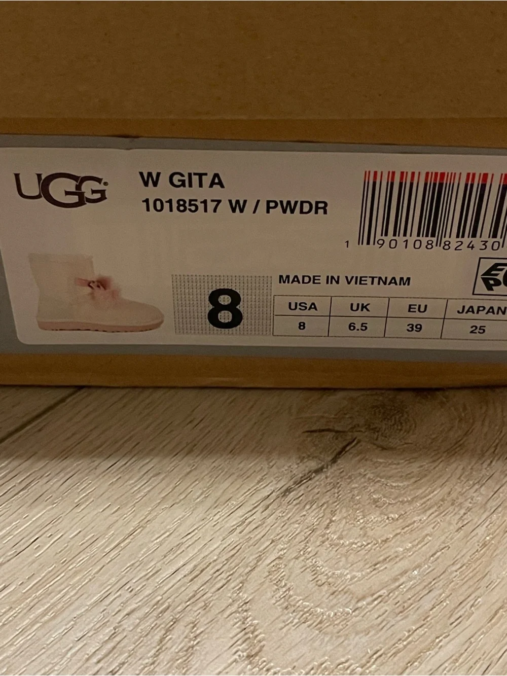 UGG feminine cushioned upper