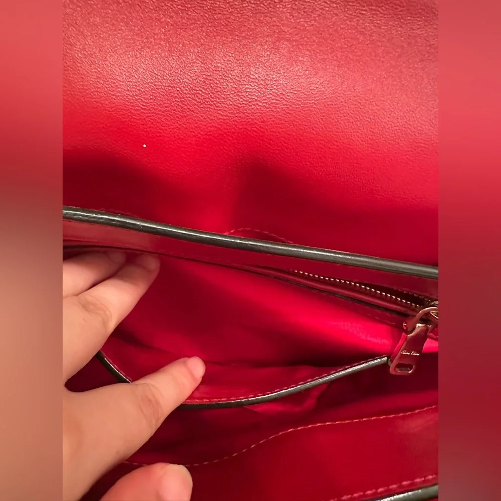 Miu Miu 	•	top 	•	adjustable edge