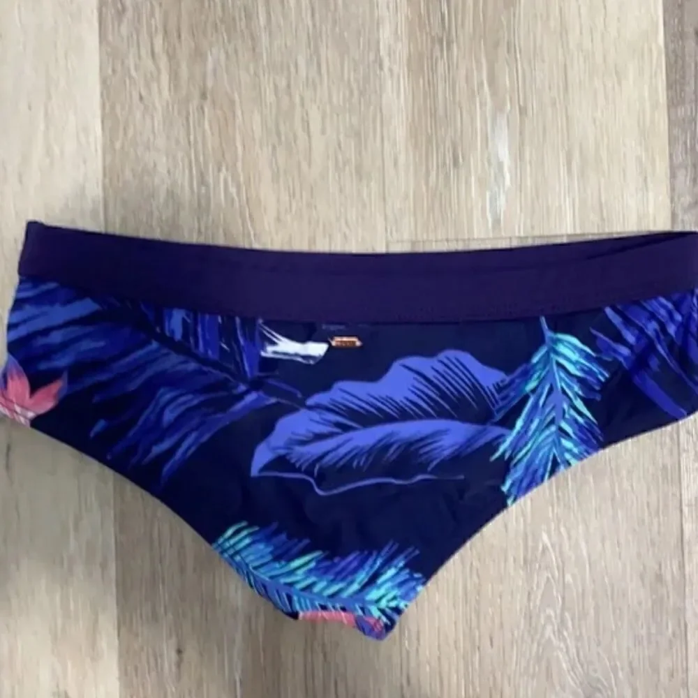 Roxy navy tropical