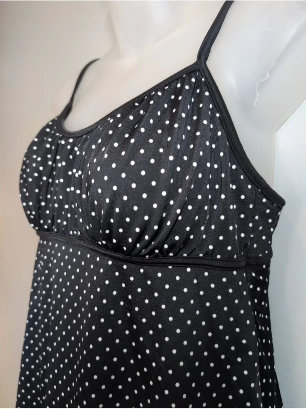 Mainstream retro black wear