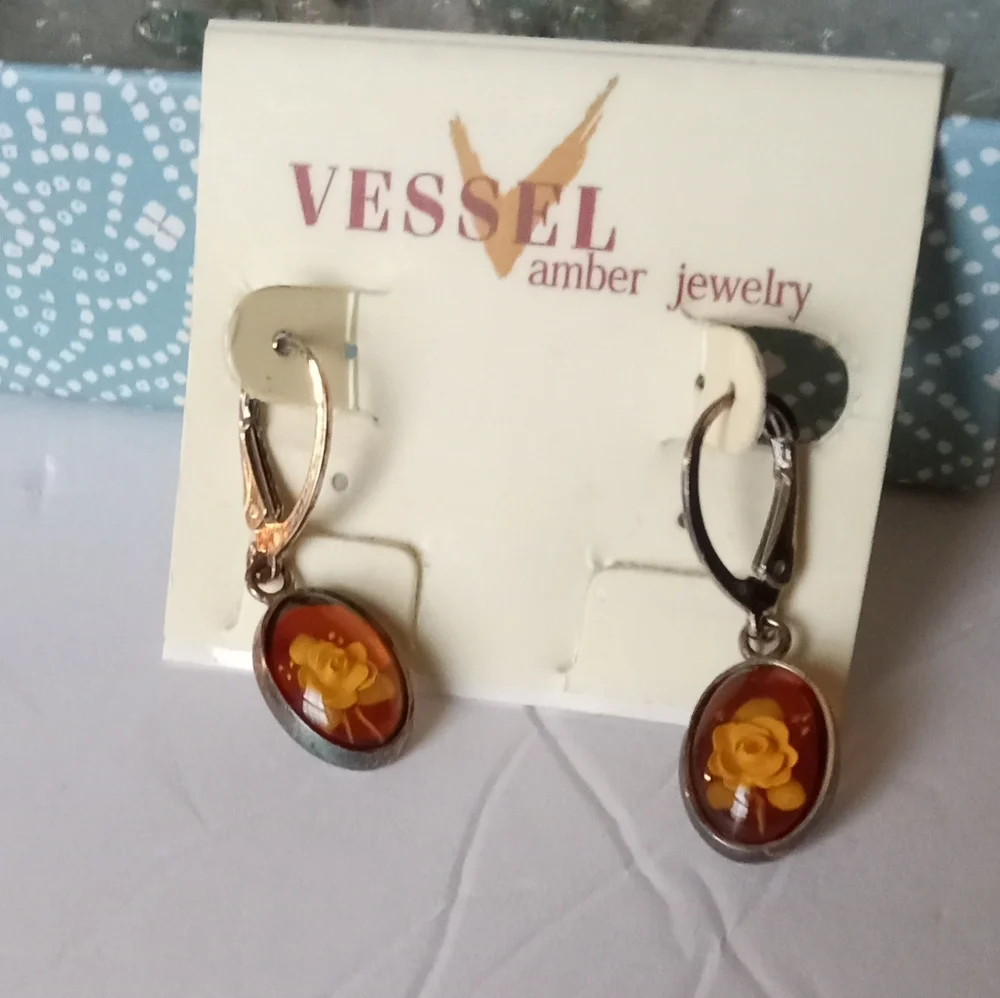 Vessel Amber Jewelry there porcelain