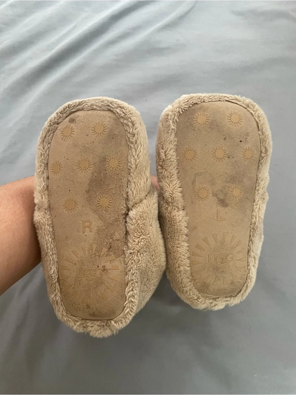 UGG baby Plush Hat, Mittens, and Slipper Set in Beige 12-18 months