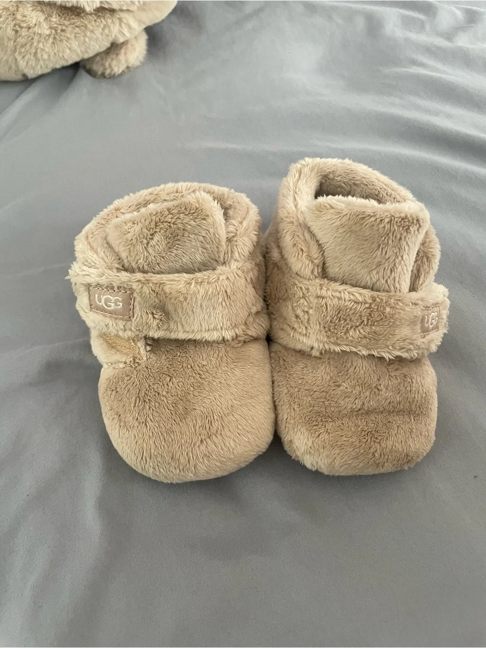 UGG baby Plush Hat, Mittens, and Slipper Set in Beige 12-18 months