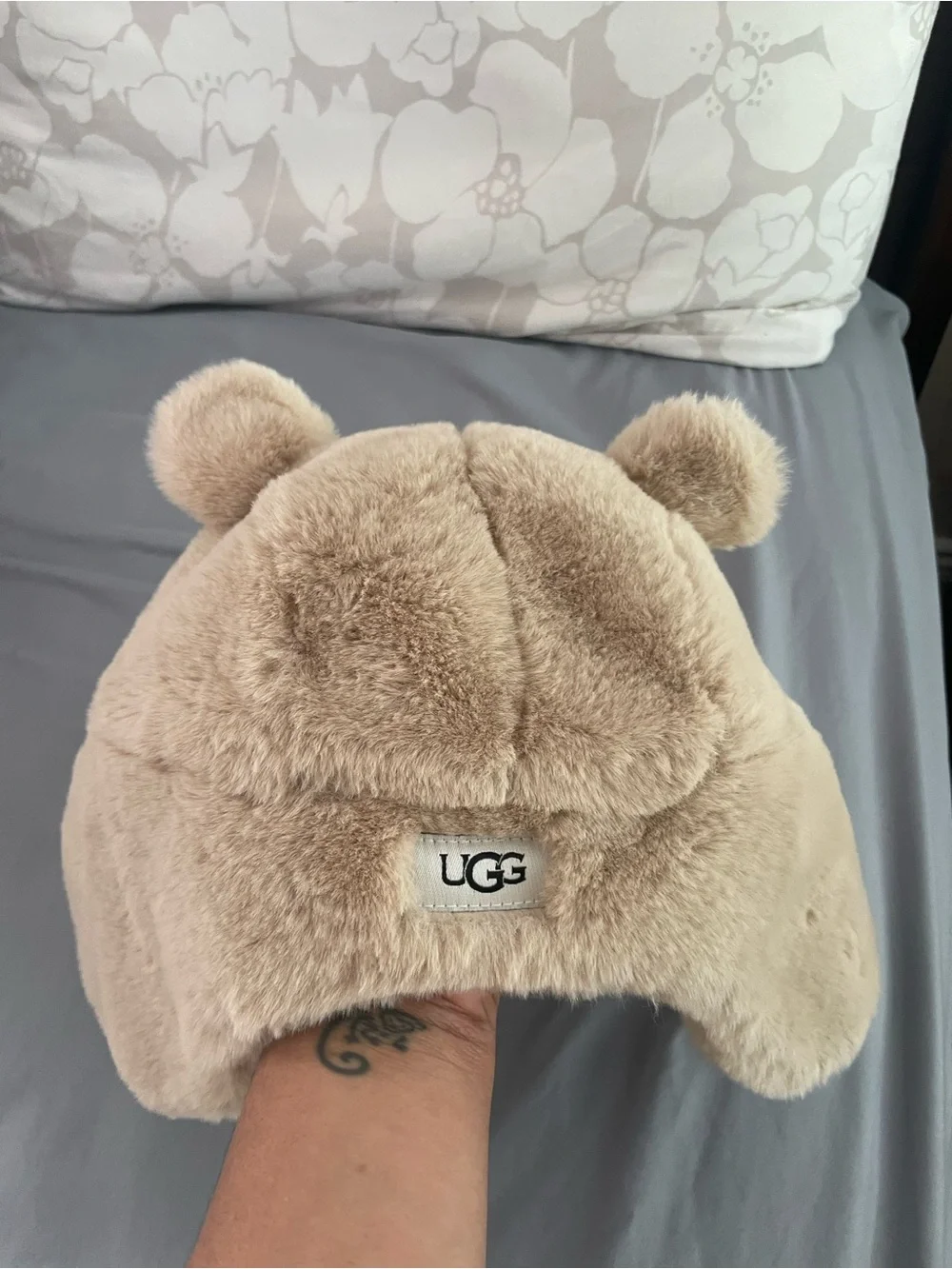 UGG baby Plush Hat, Mittens, and Slipper Set in Beige 12-18 months