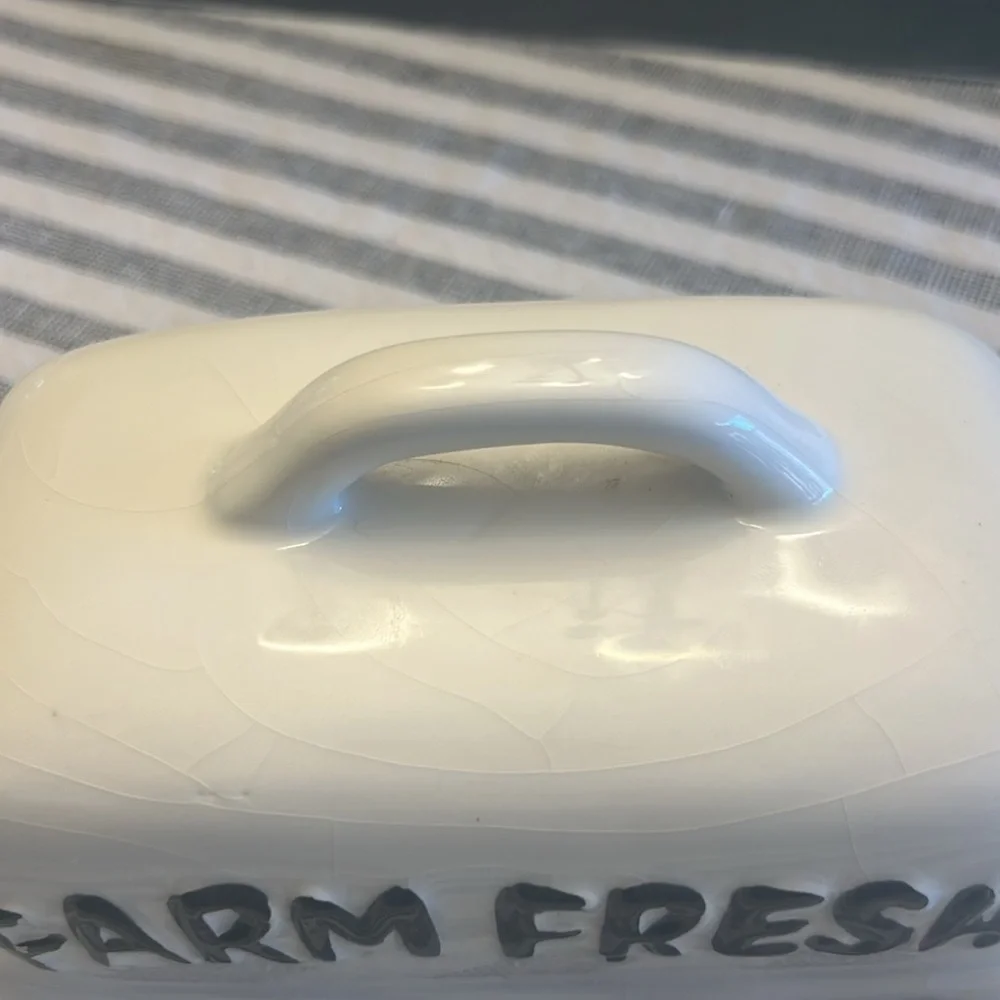 White Ceramic butter Dish (words FARM FRESH)