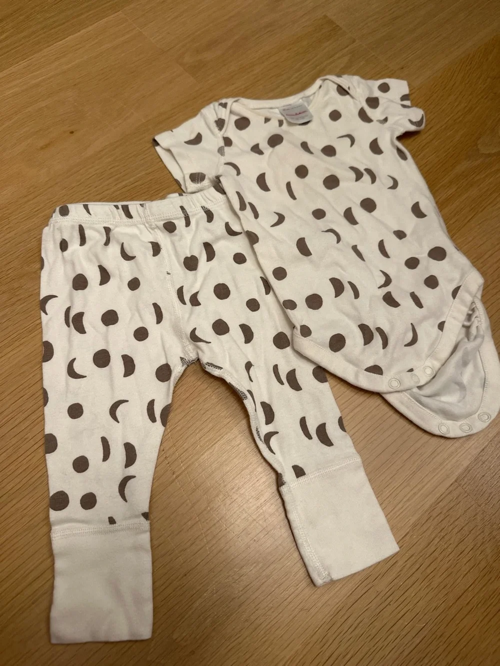 Hanna Andersson Cream and Brown Moon Print Bodysuit & Pants Set